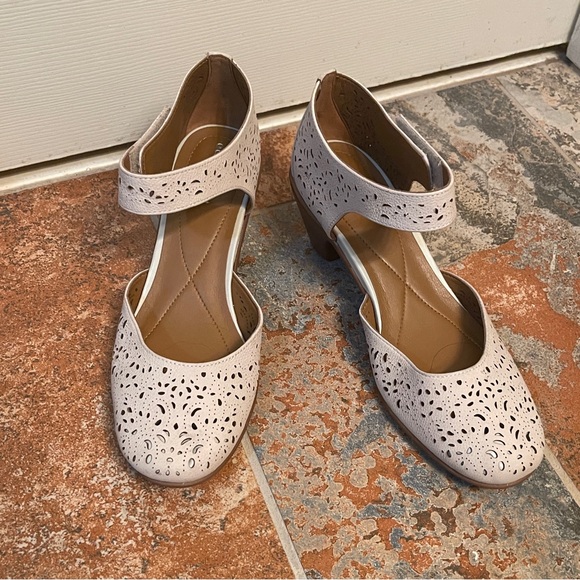 💋Gorgeous & Comfy Easy Spirit Perforated Velcro Ankle Strap Mary Jane Shoes! - Picture 12 of 13